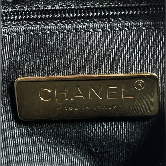 ❌SOLD❌✨Chanel 19 Quilted Houndstooth Tweed Medium Flap Bag. COA included. - Picture 9 of 12